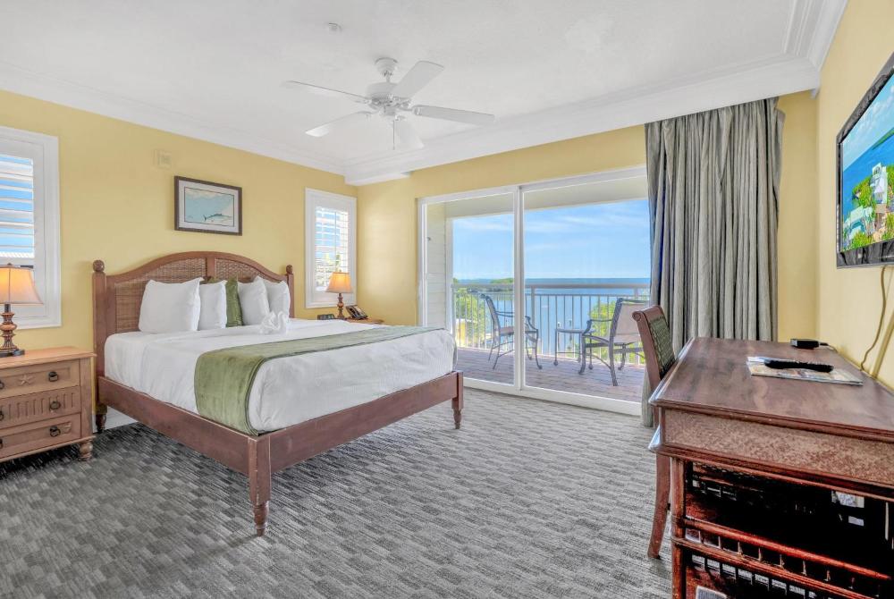 King Room with One King Bed, Balcony and Ocean View - Non-Smoking interior
