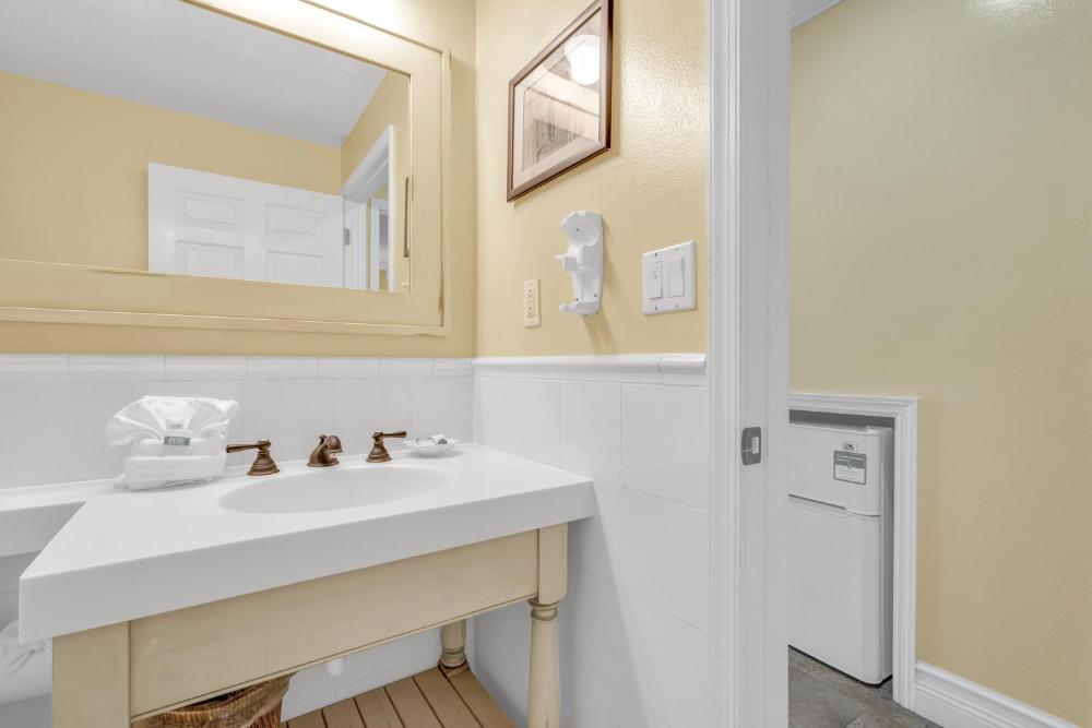One-Bedroom King Suite with Ocean View - Non-Smoking interior